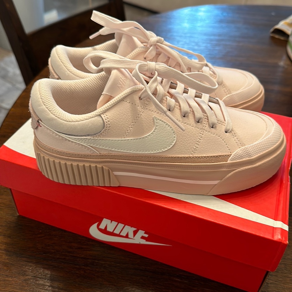 Nike Women’s Nike Court Legacy Lift (Light Soft Pink)